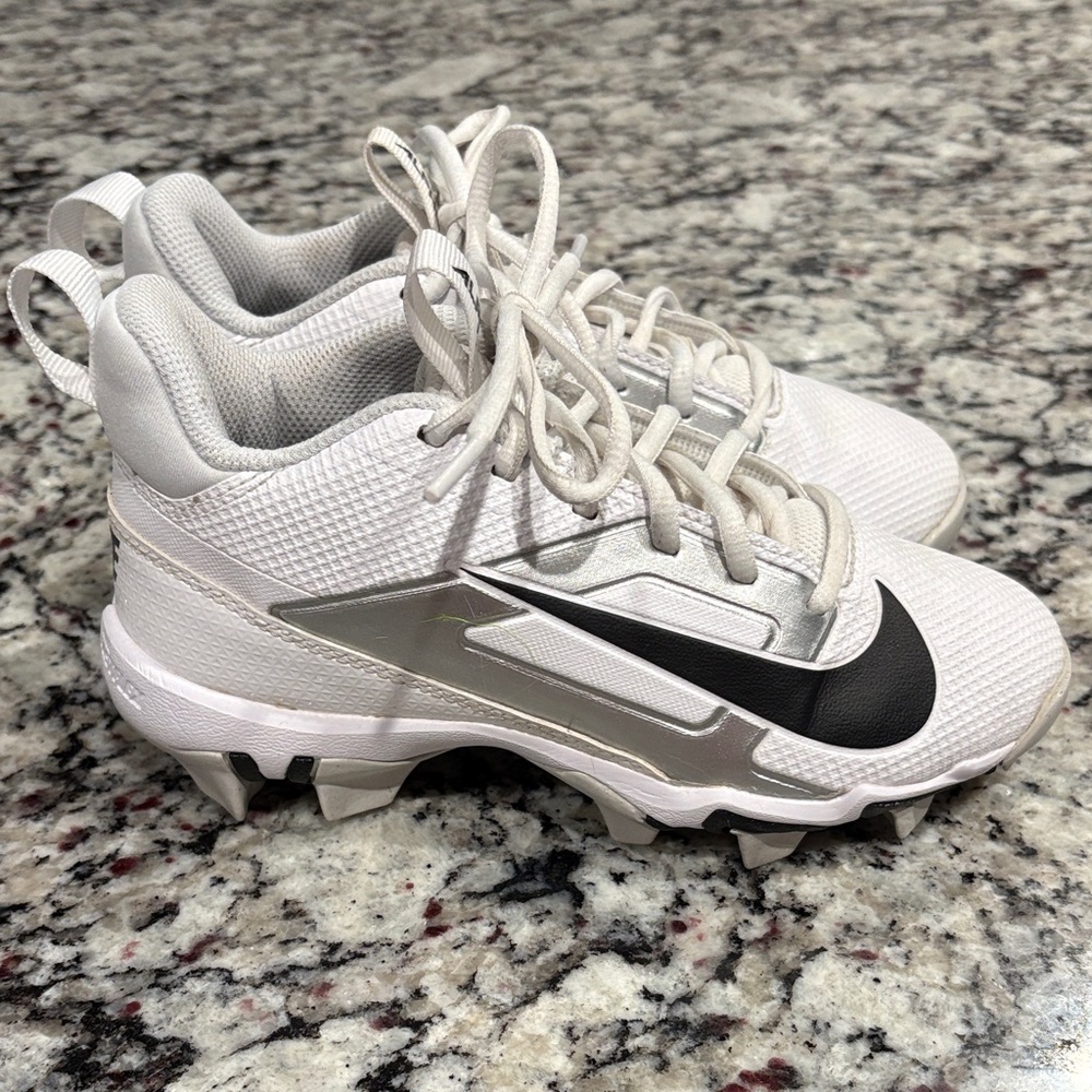 Nike Alpha Fastflex Kids White and Black cleats. Size 1.5Y EUC